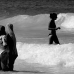 Bagno in mare multietnico