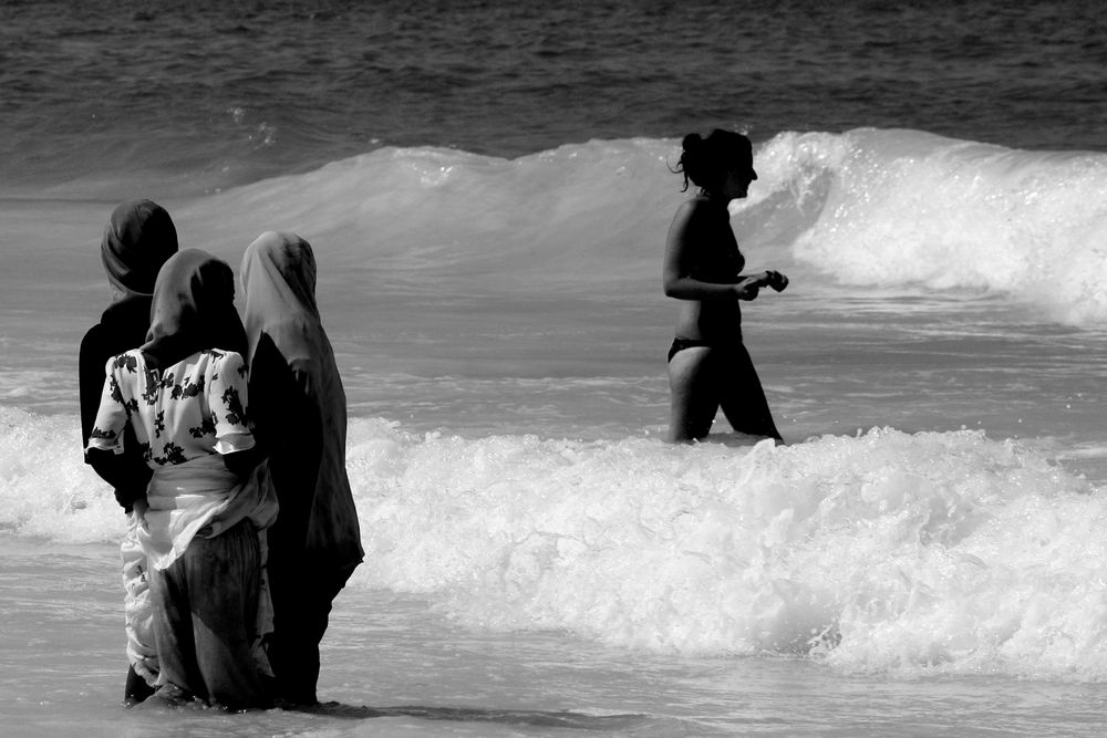 Bagno in mare multietnico