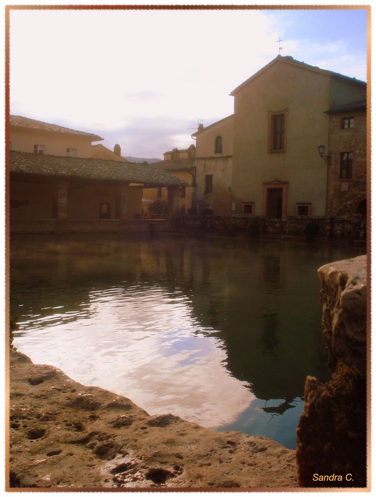 BAGNO VIGNONI  - Dall'immensa vasca di acque calde e vaporose... sorge un cuore ! di sandra cino 