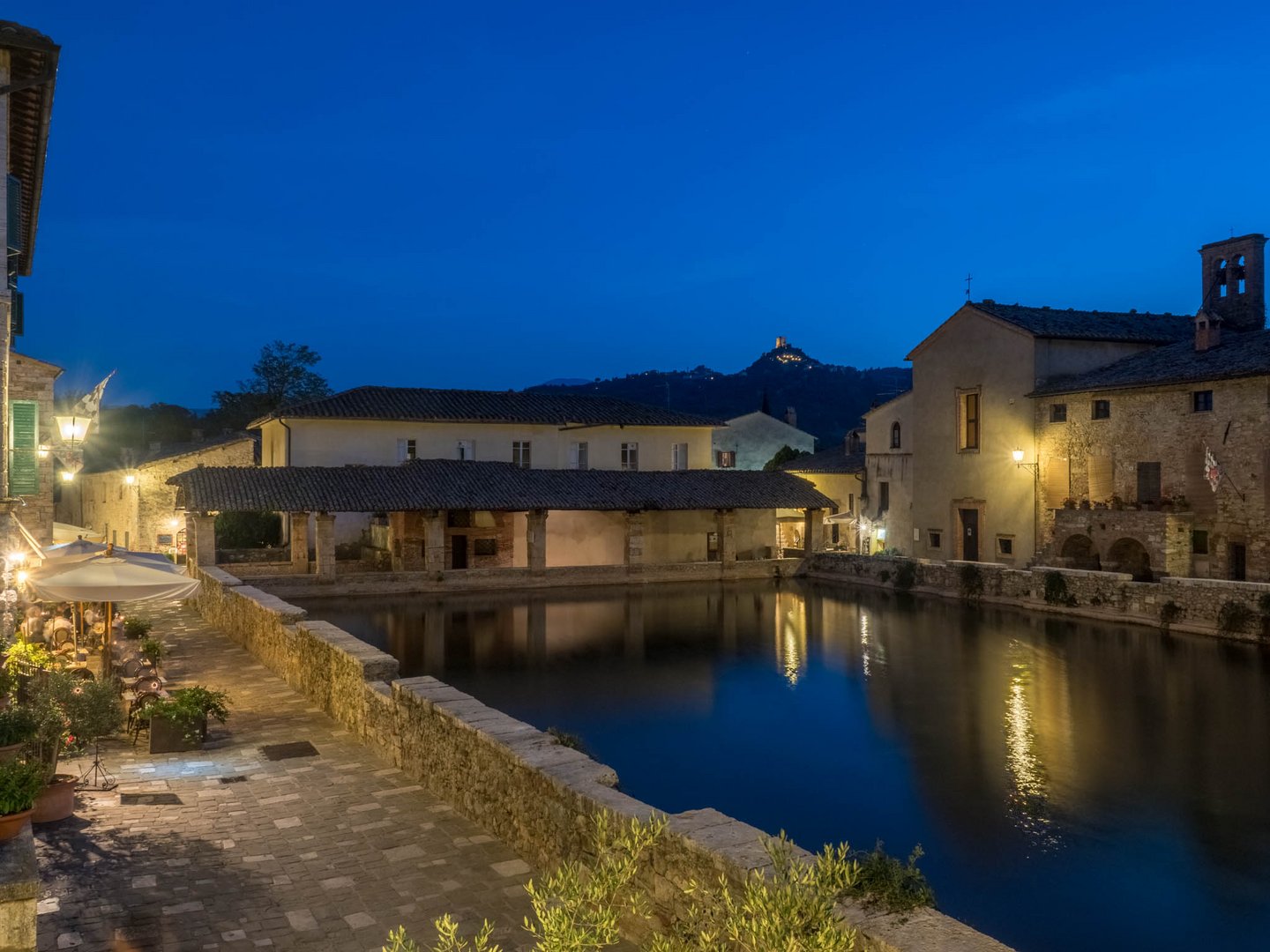 Bagno Vignoni zur blauen Stunde