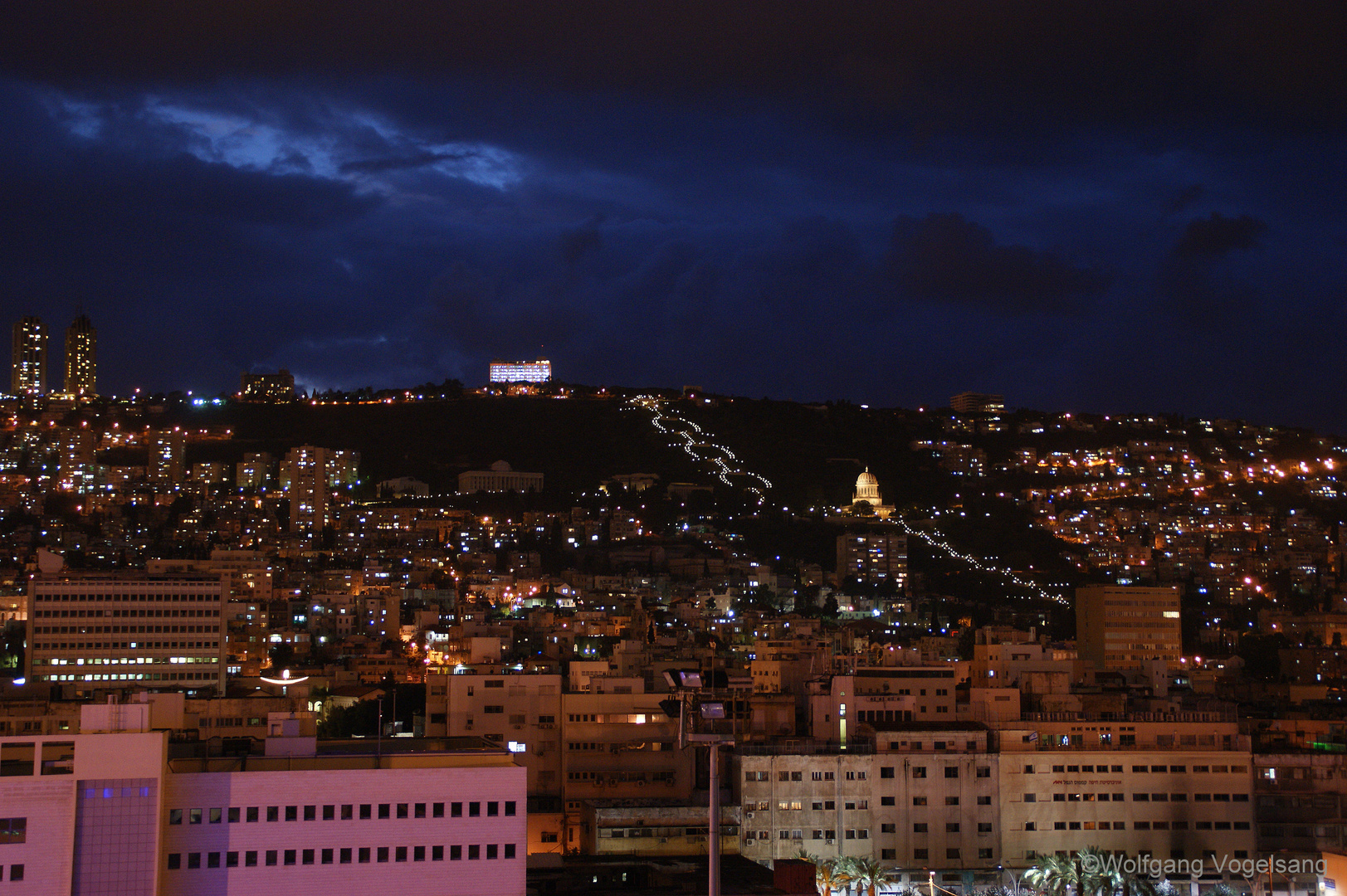 Bahai-Gärten in Haifa bei Nacht