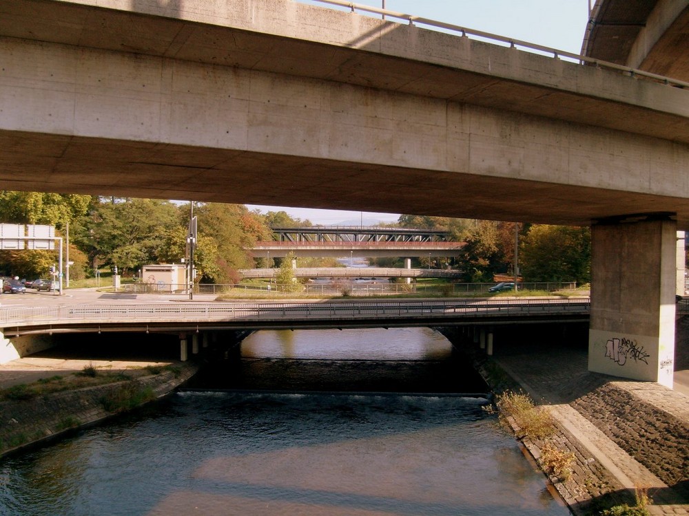 Bahn-, Auto-, Fussgänger- und Fahrradbrücke.