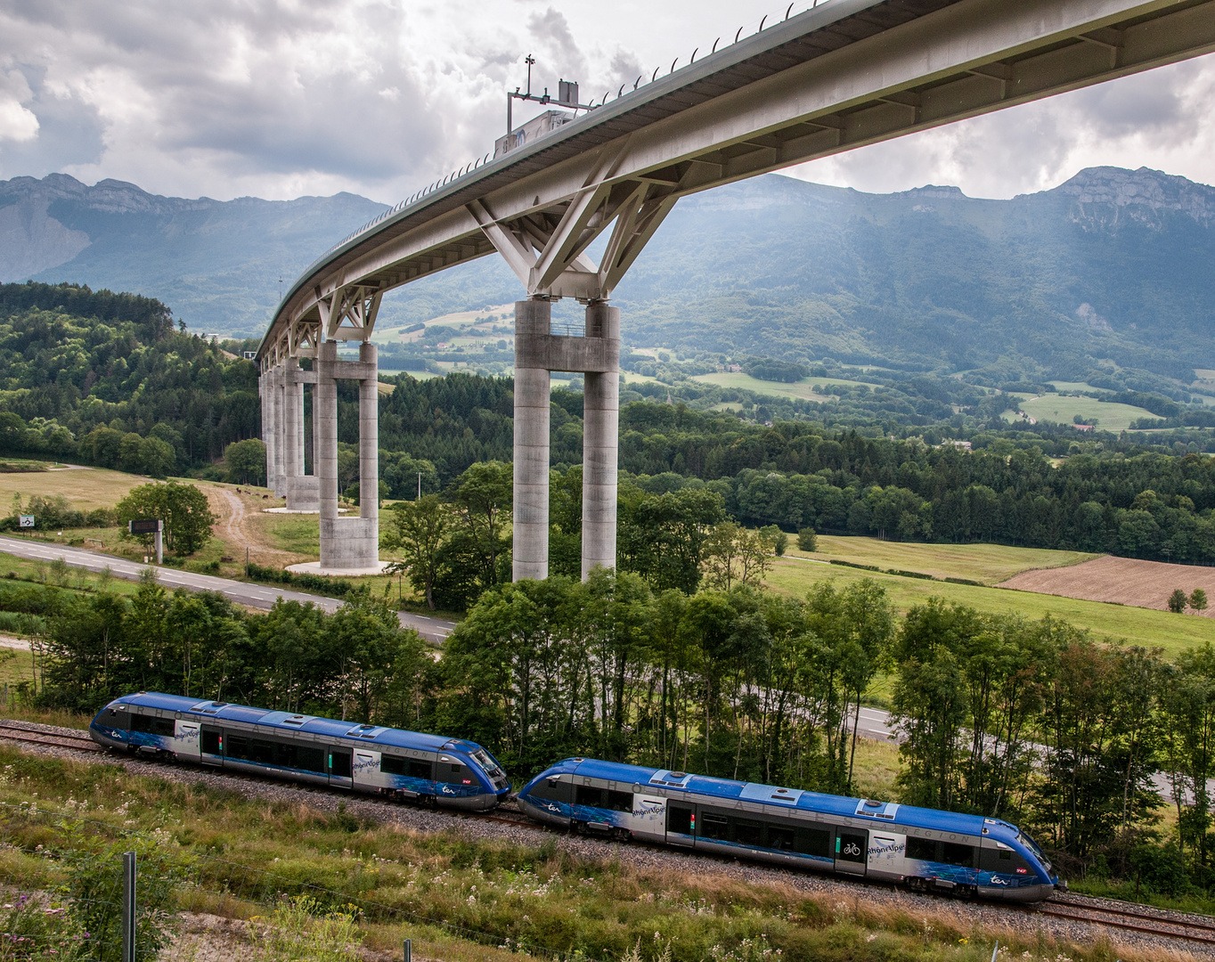 Bahn, Autobahn und Landschaft