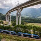 Bahn, Autobahn und Landschaft