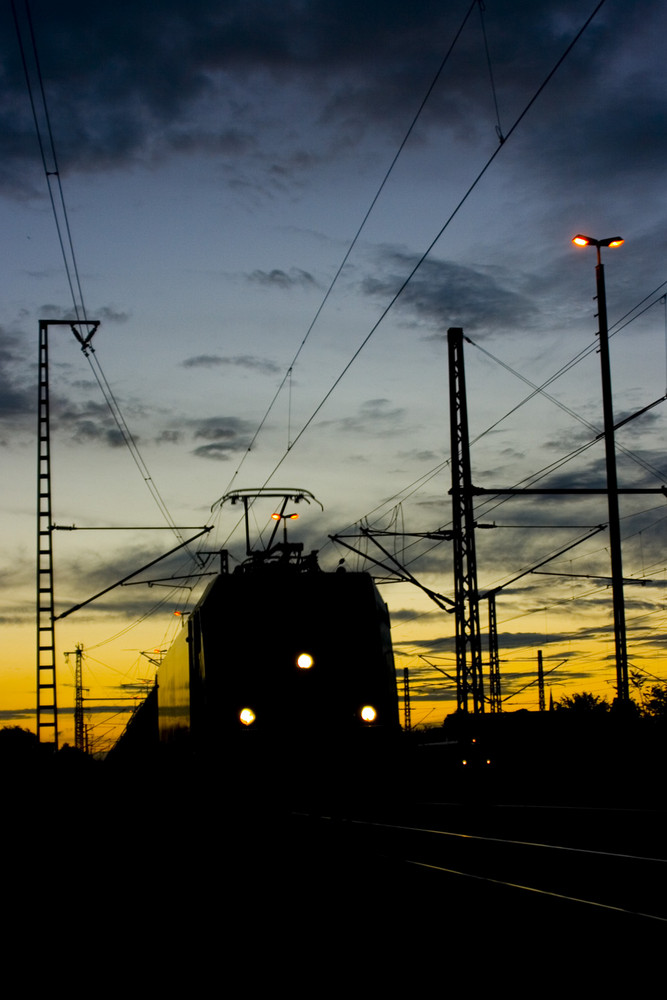 Bahn bei Sonnenuntergang