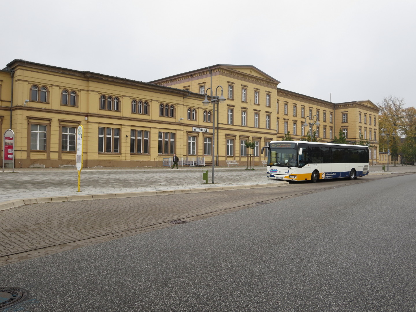 (Bahn)-Bus nach Salzwedel wartet in Wittenberge.