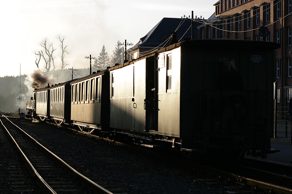 Bahn im Gegenlicht, Sonntag Abend in Neulehn