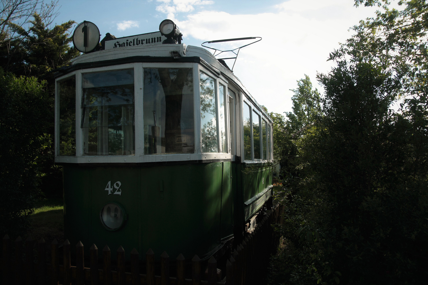 Bahn im Grünen .