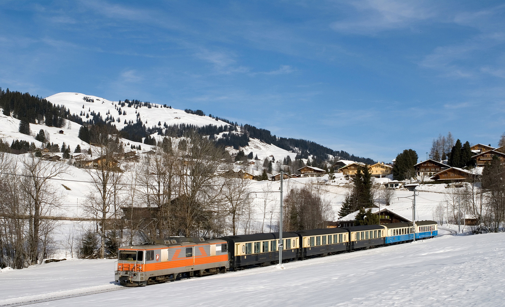 Bahn in der winterlichen Schweiz