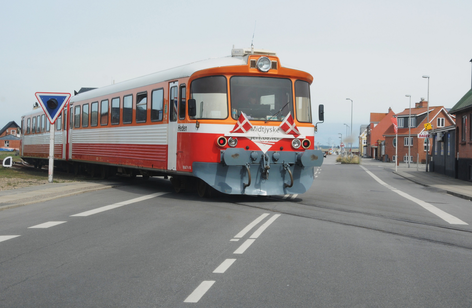 Bahn kreuzt Straße