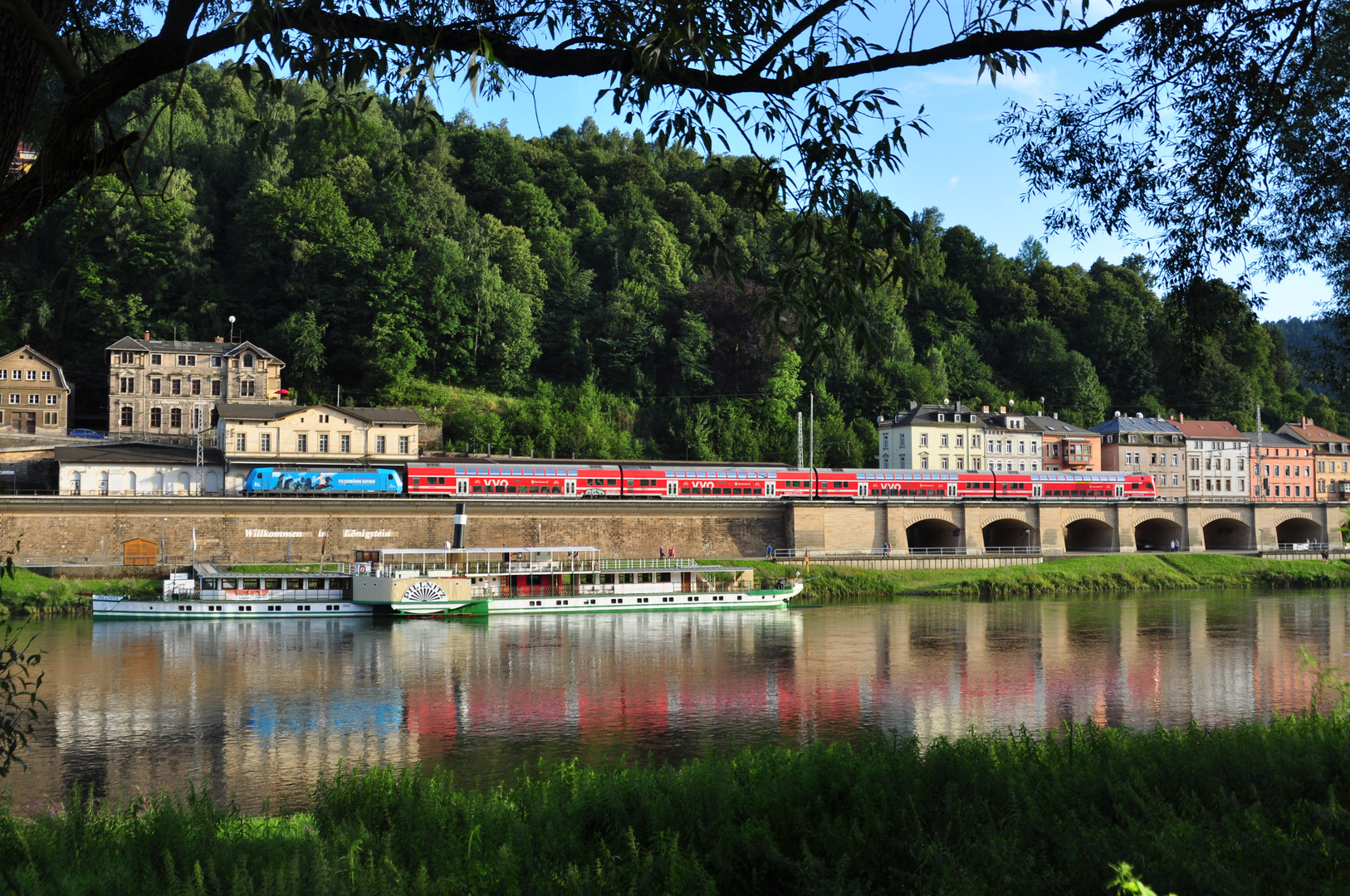 Bahn und Schiff