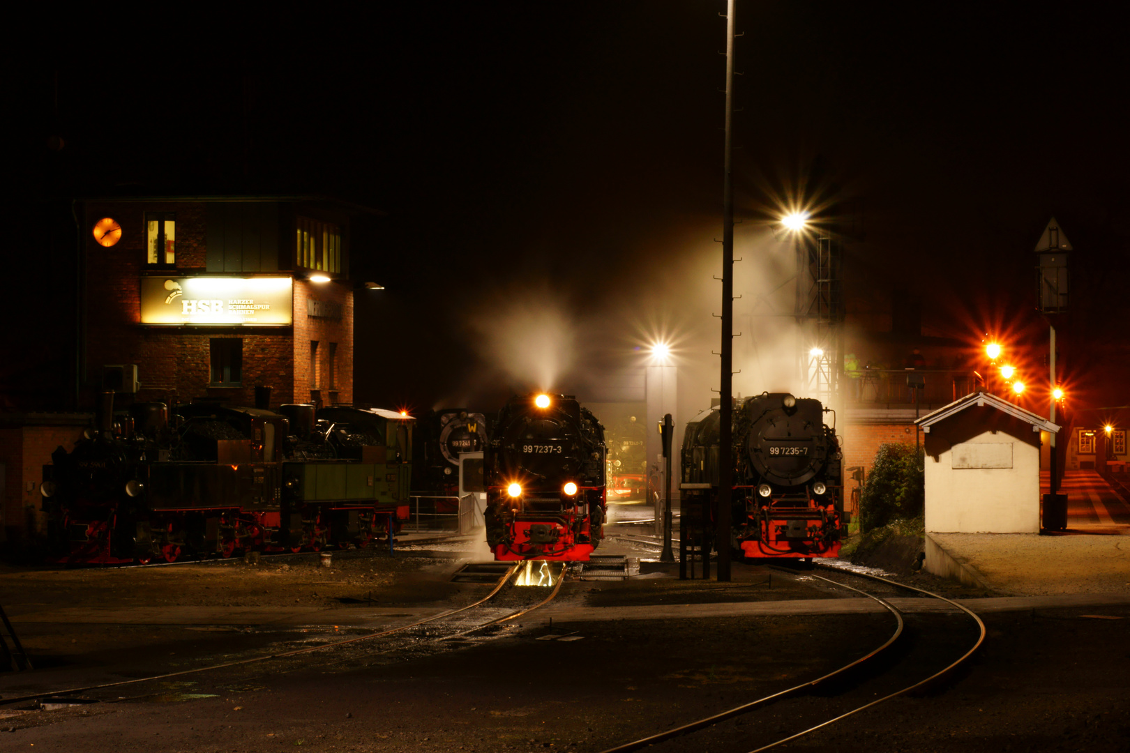 Bahnbetriebswerk bei Nacht