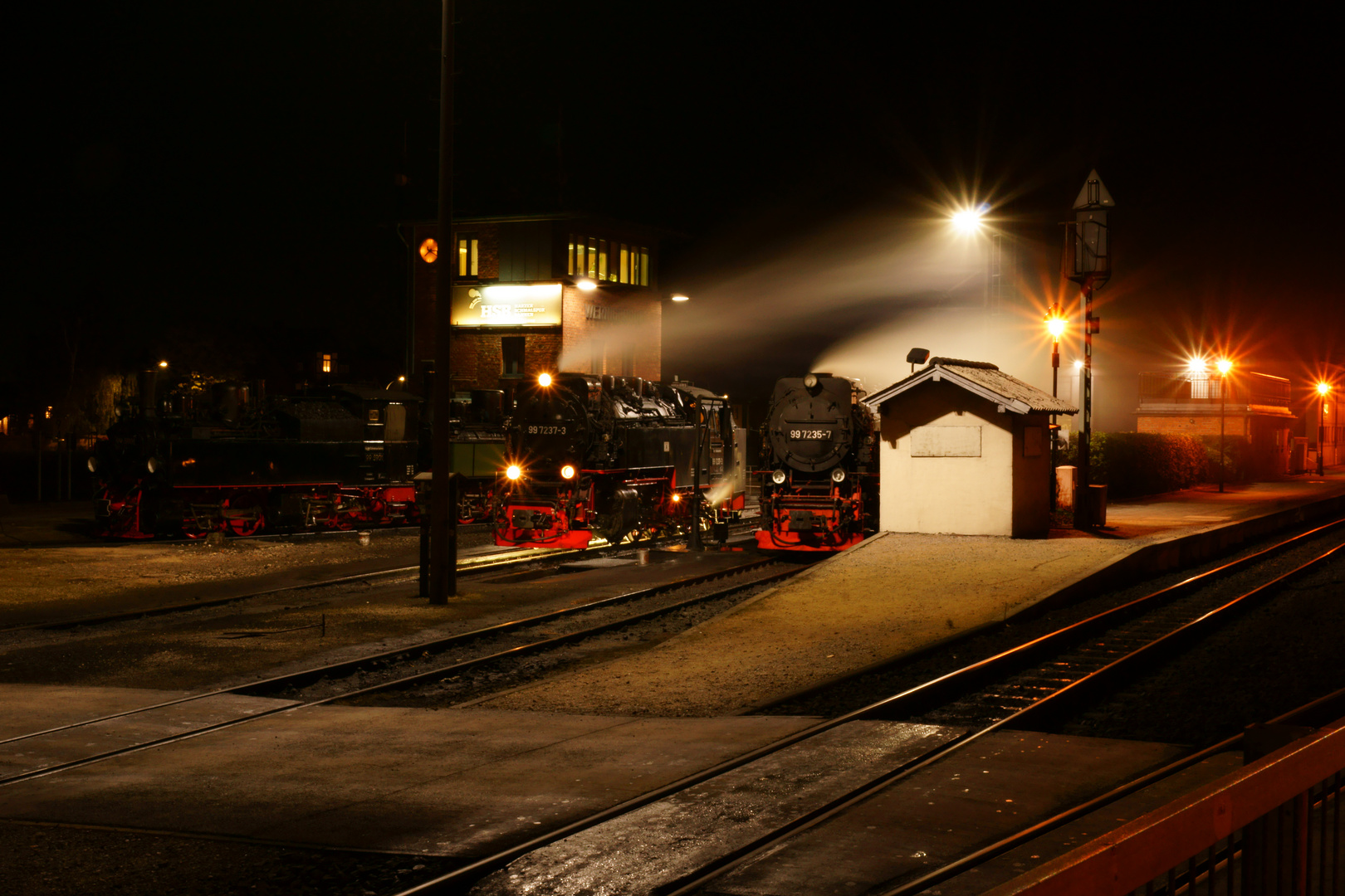 Bahnbetriebswerk bei Nacht