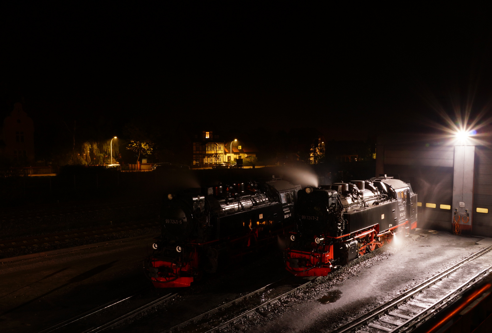 Bahnbetriebswerk bei Nacht