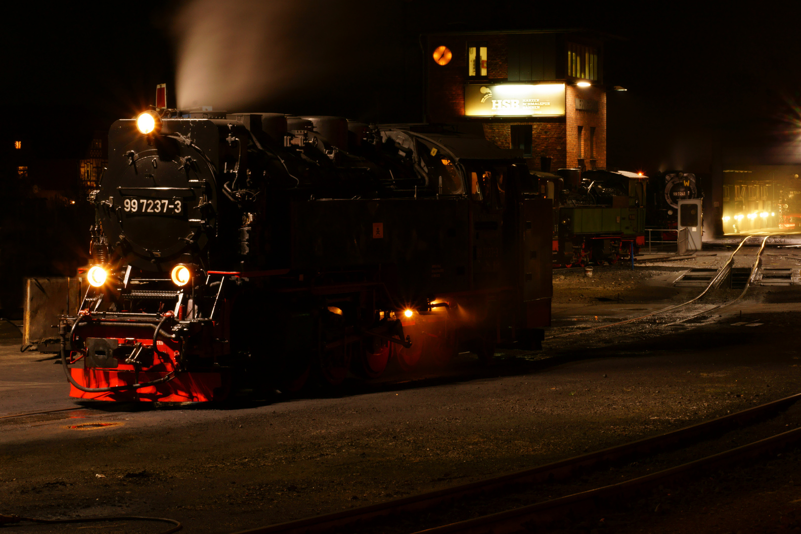 Bahnbetriebswerk bei Nacht