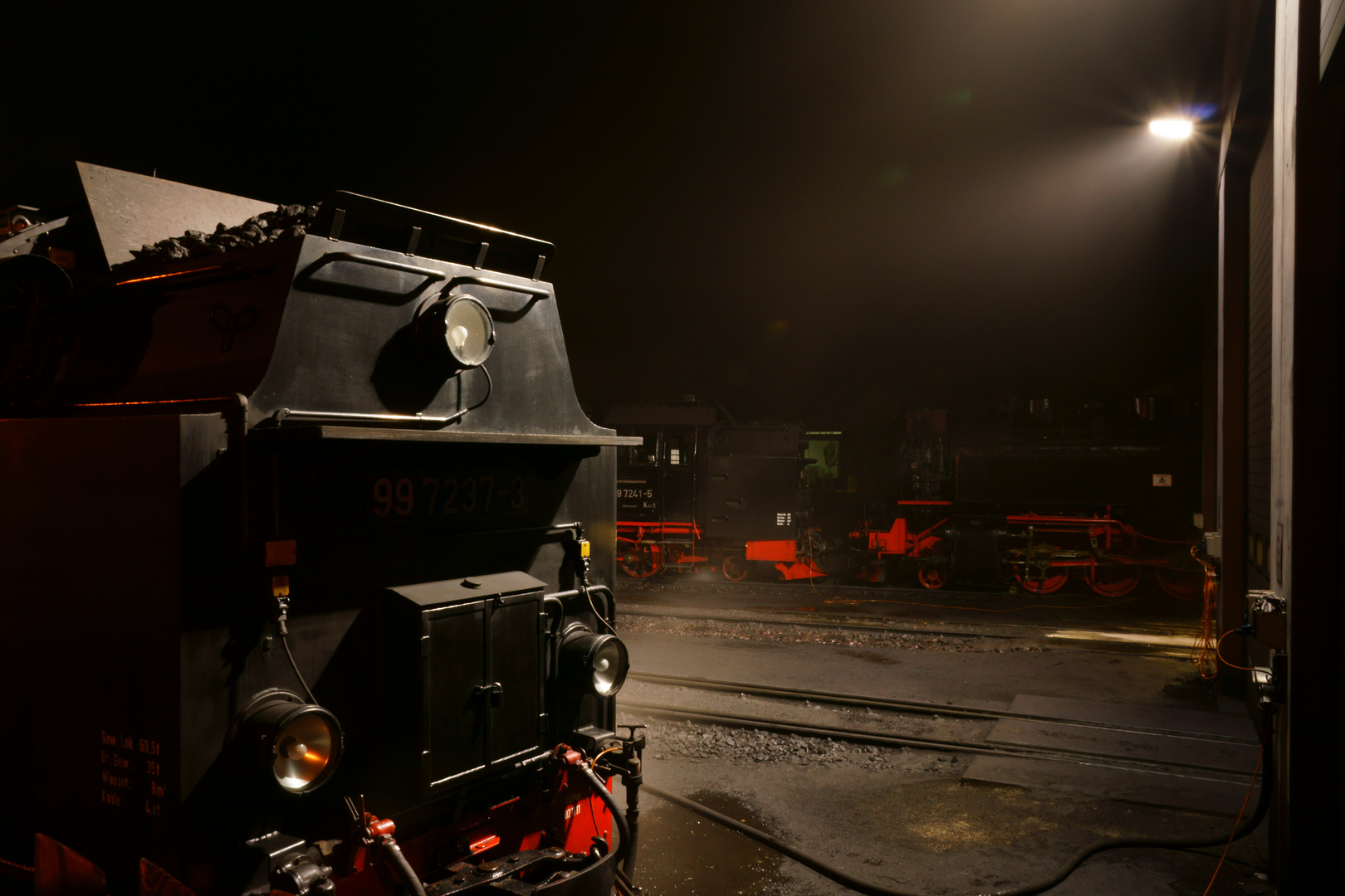 Bahnbetriebswerk bei Nacht