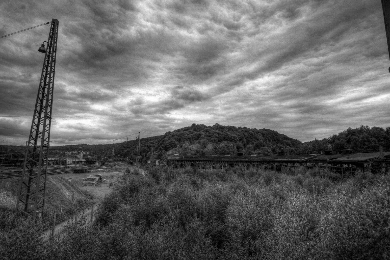 Bahnbetriebswerk Dillenburg - Lokschuppen unter düsterem Himmel in s/w