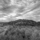 Bahnbetriebswerk Dillenburg - Lokschuppen unter düsterem Himmel in s/w