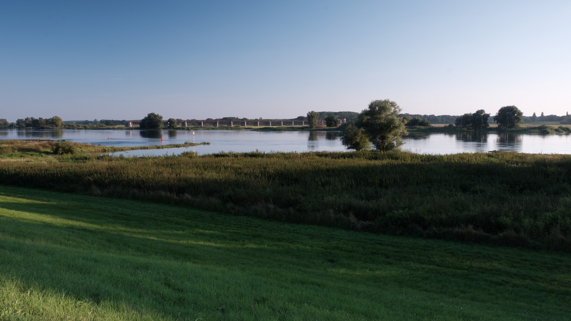 Bahnbrücke  vom Dönitzer Elbufer aus