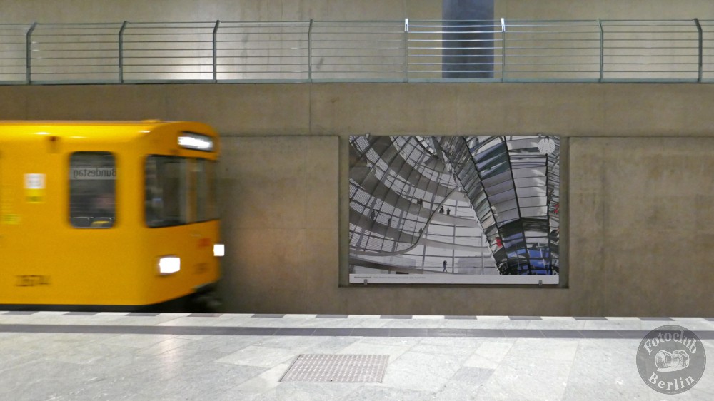 Bahneinfahrt im U-Bahnhof Bundestag