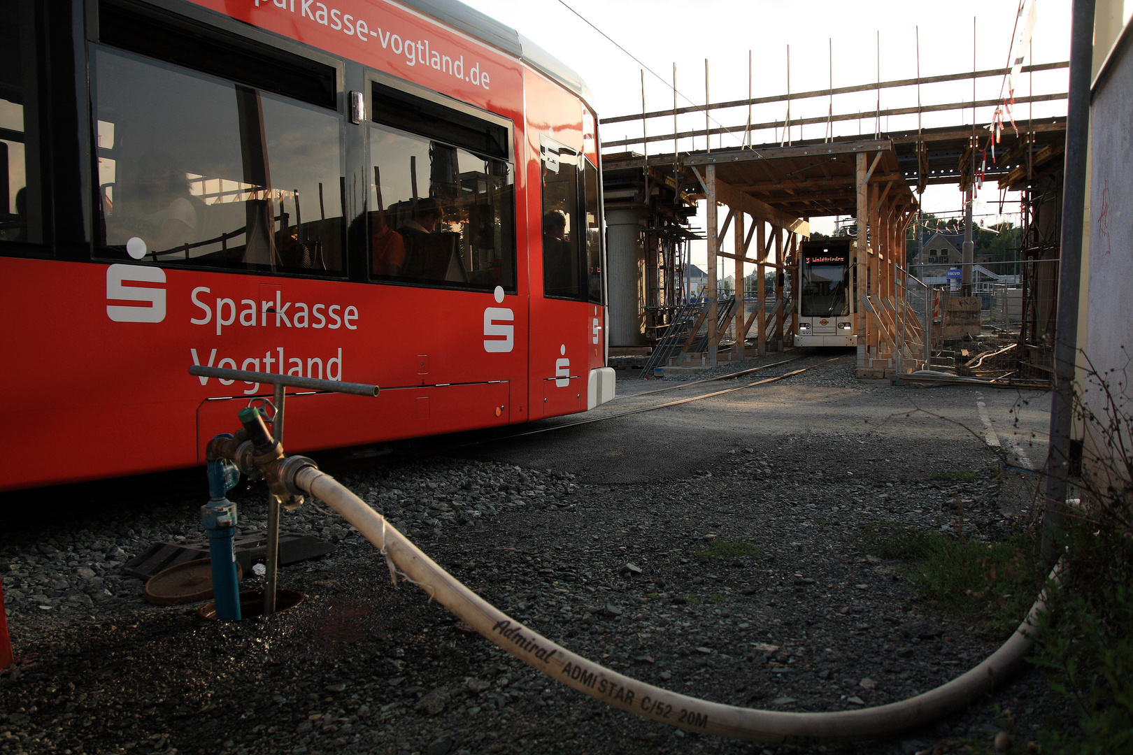 Bahnen am neuen Bahnhof Plauen-Mitte .