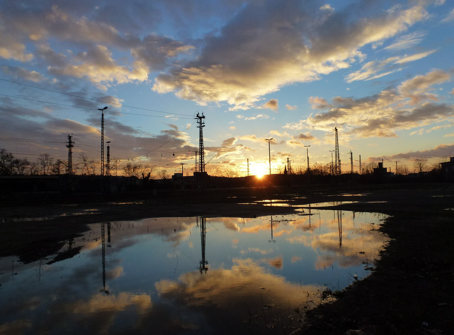 Bahngelände im Sonnenuntergang