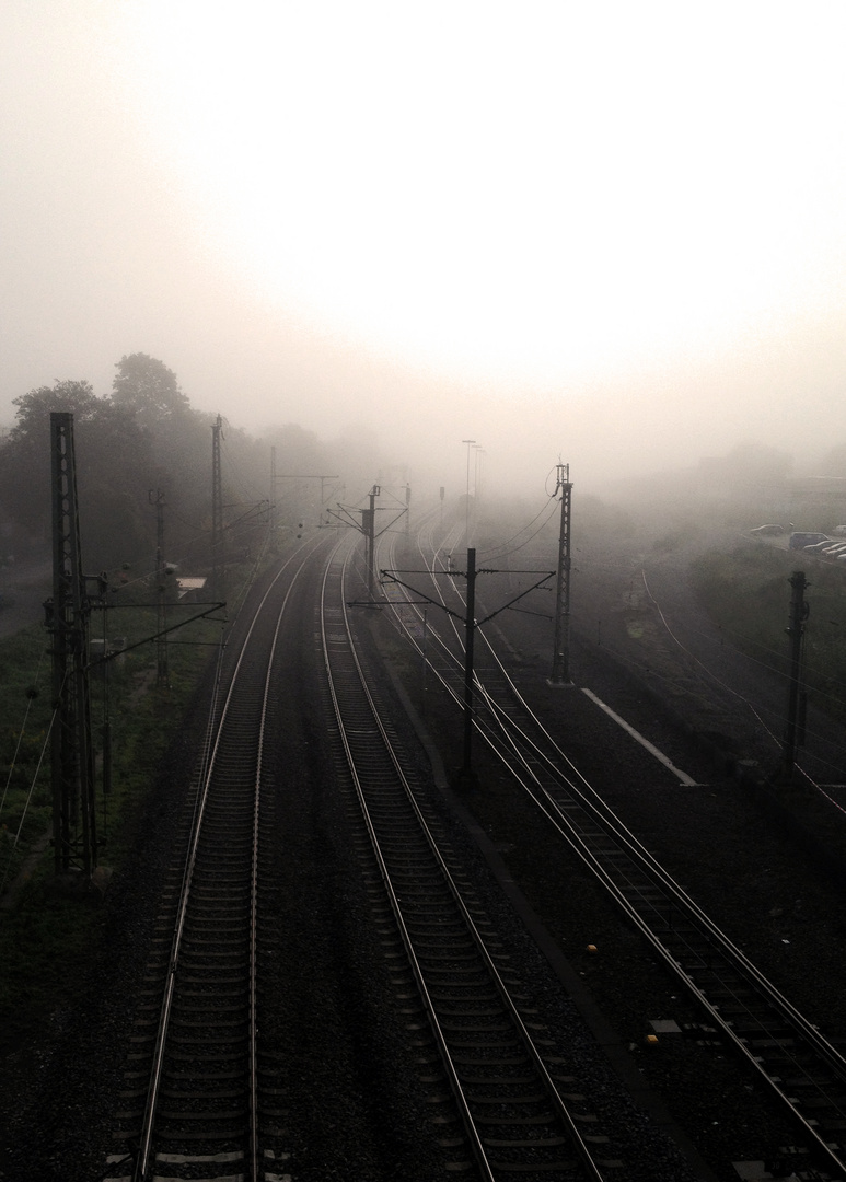 Bahngleise im Morgennebel