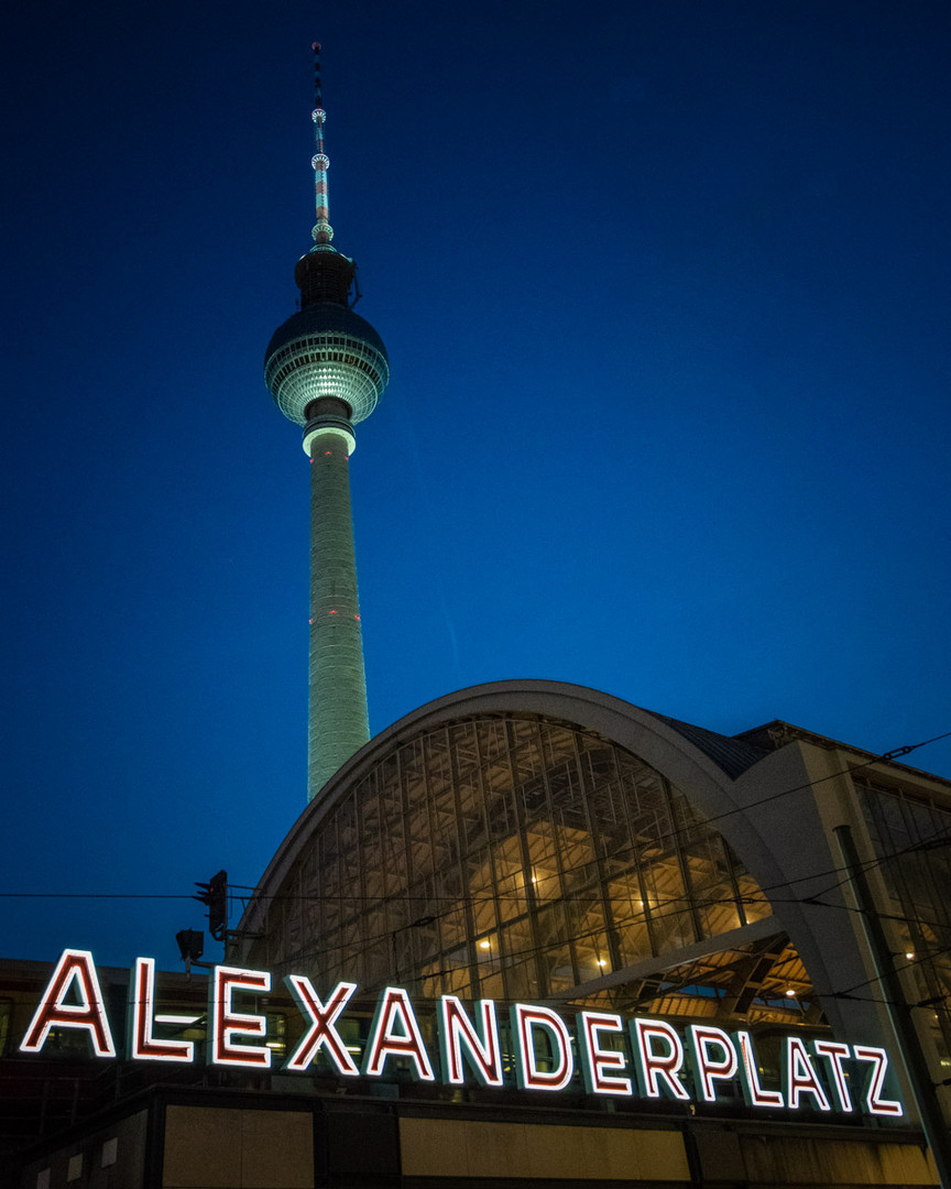 Bahnhof Alexanderplatz mit Fernsehturm