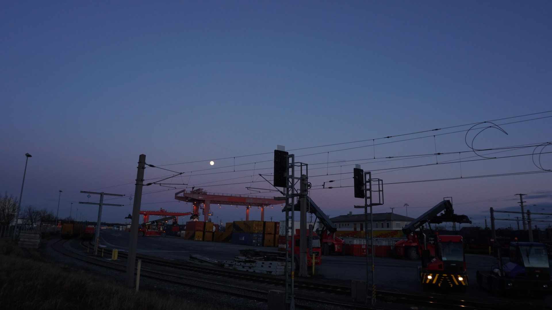 Bahnhof am Abend