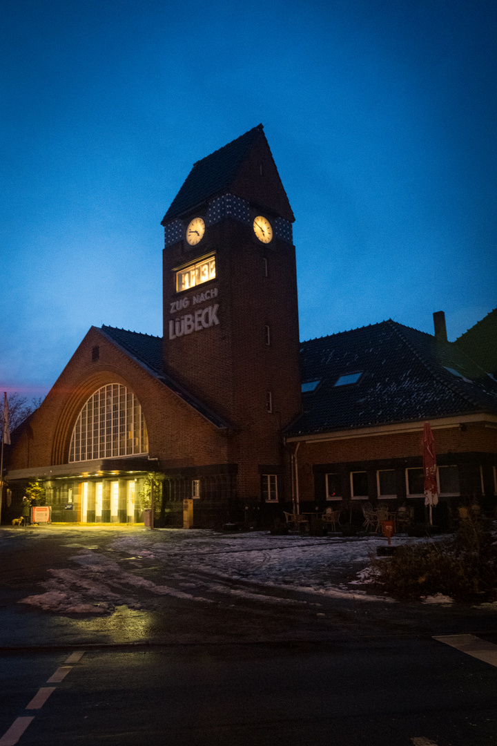 Bahnhof am Abend