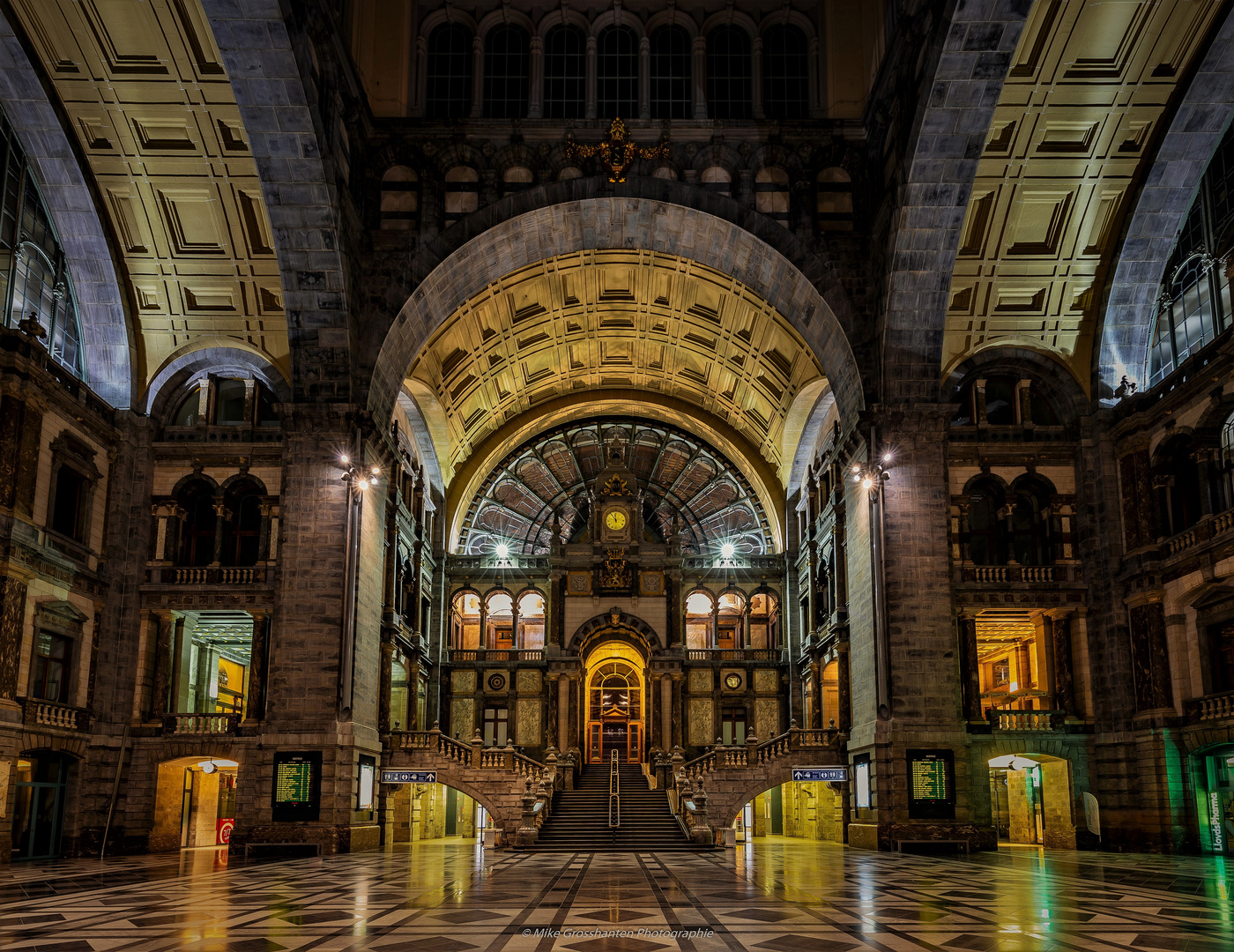 1854 ersetzte ein neues gebäude das hölzerne empfangsgebäude, und der bahnhof borgerhout erhielt die. Antwerpen Bahnhof Bilder : Bahnhof Antwerpen Centraal Foto & Bild | canon, nacht ...