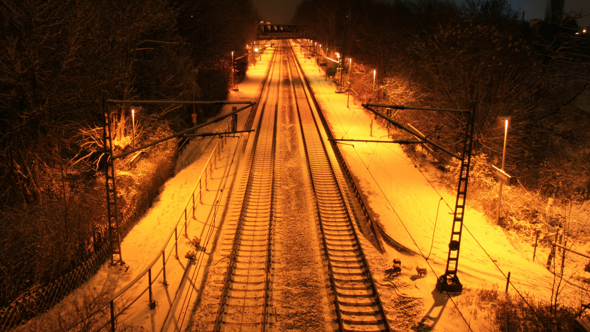 Bahnhof bei Dortmund bei Nacht im Schnee