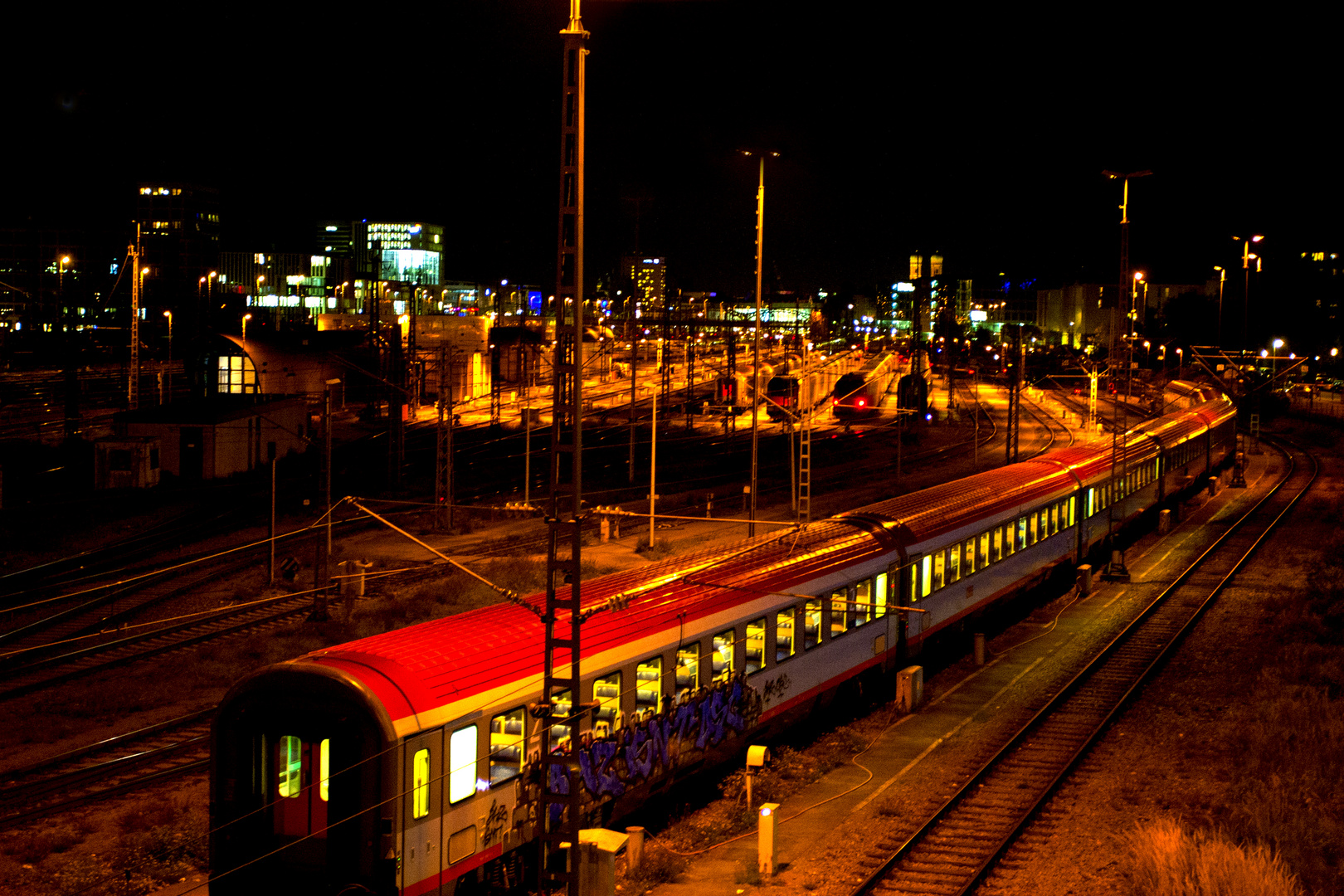 Bahnhof bei Nacht