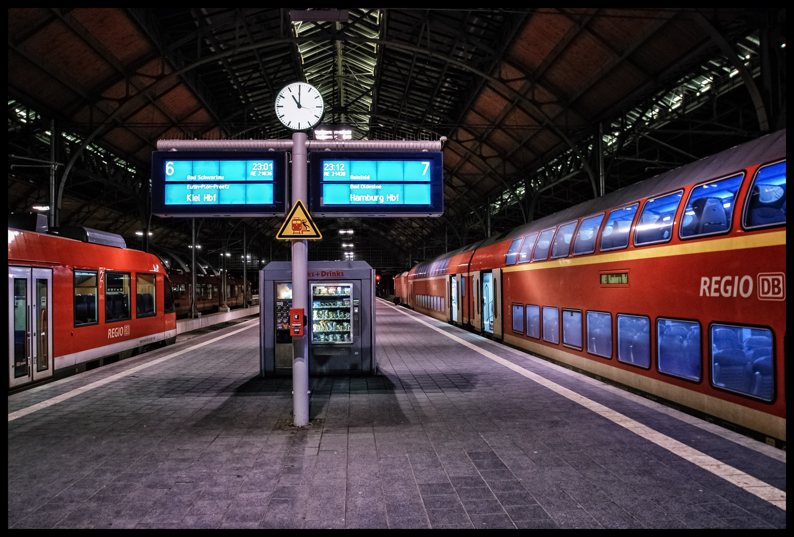 Bahnhof bei Nacht