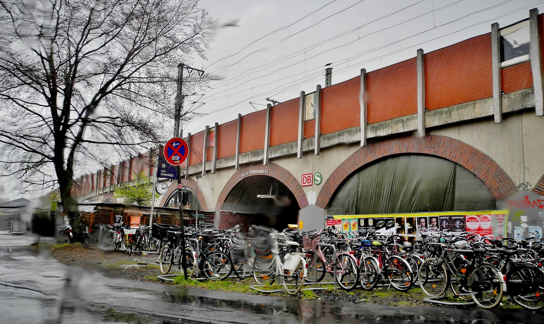 Bahnhof bei Regen