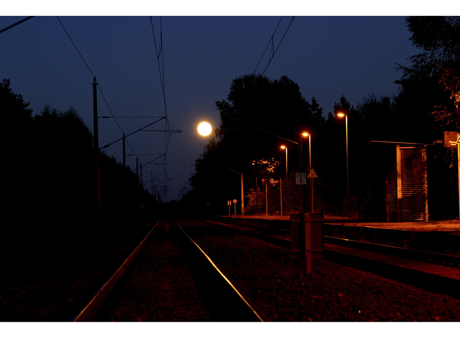 Bahnhof bei Vollmond