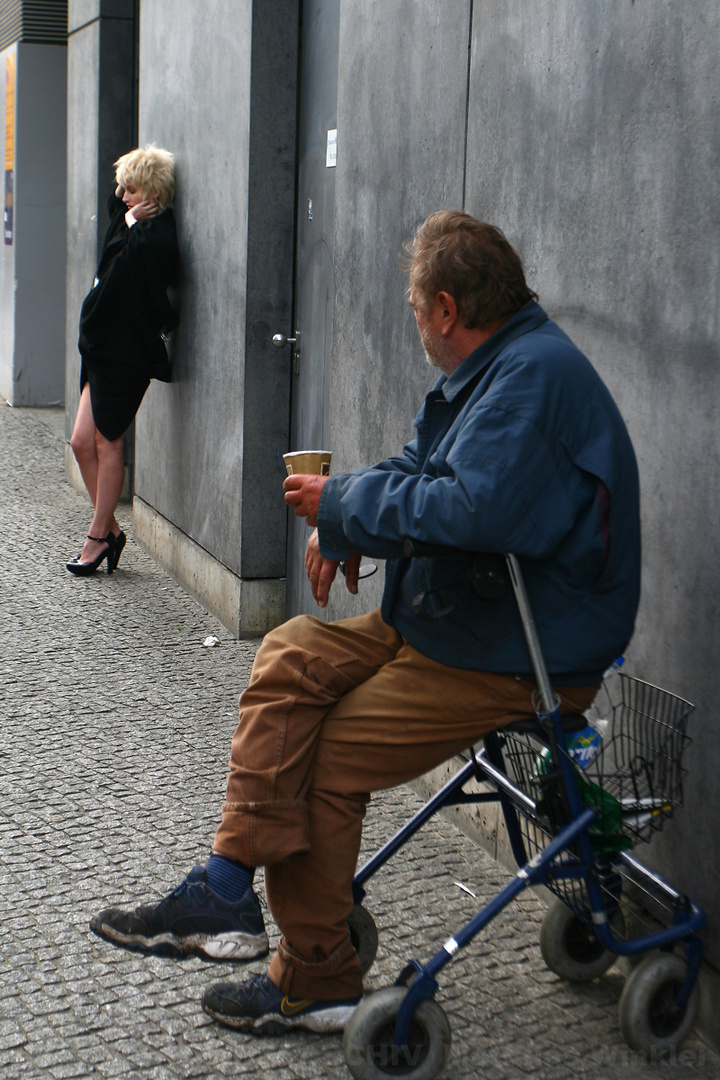 Bahnhof Berlin-Alexanderplatz - der alte Mann und das Mädchen