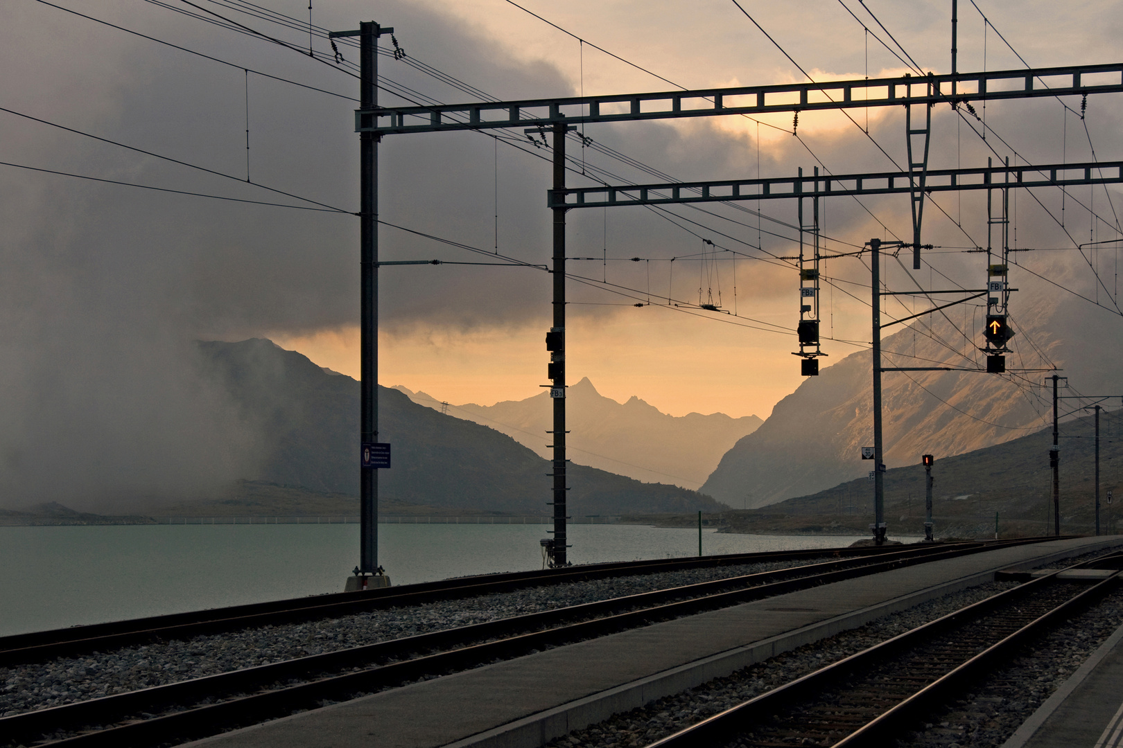 Bahnhof Bernina Hospiz im letzten Licht des Tages