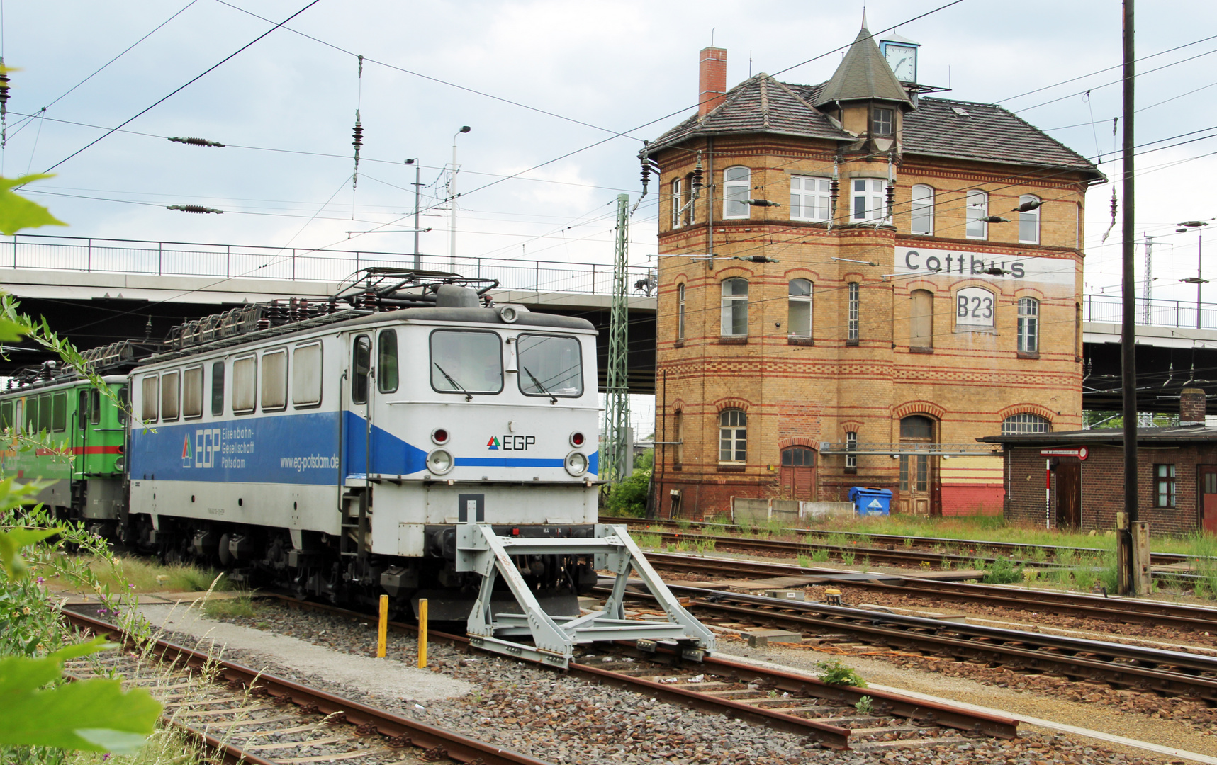 Bahnhof Cottbus: Vor dem ehemaligen Stellwerk