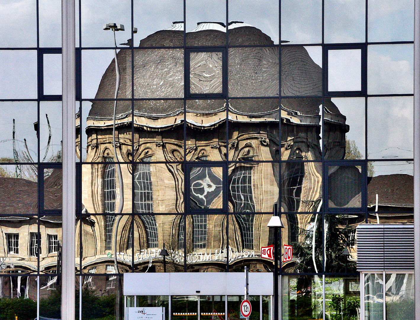 Bahnhof Deutz verspiegelt.....