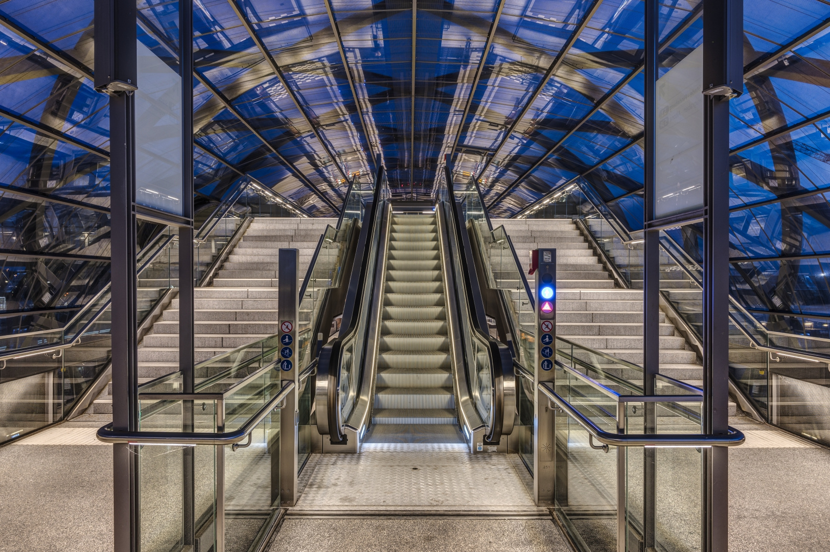 Bahnhof Elbbrücken.....Der Weg zu den Zügen