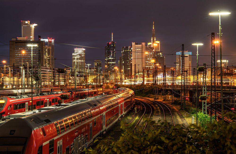 **BAHNHOF FRANKFURT**