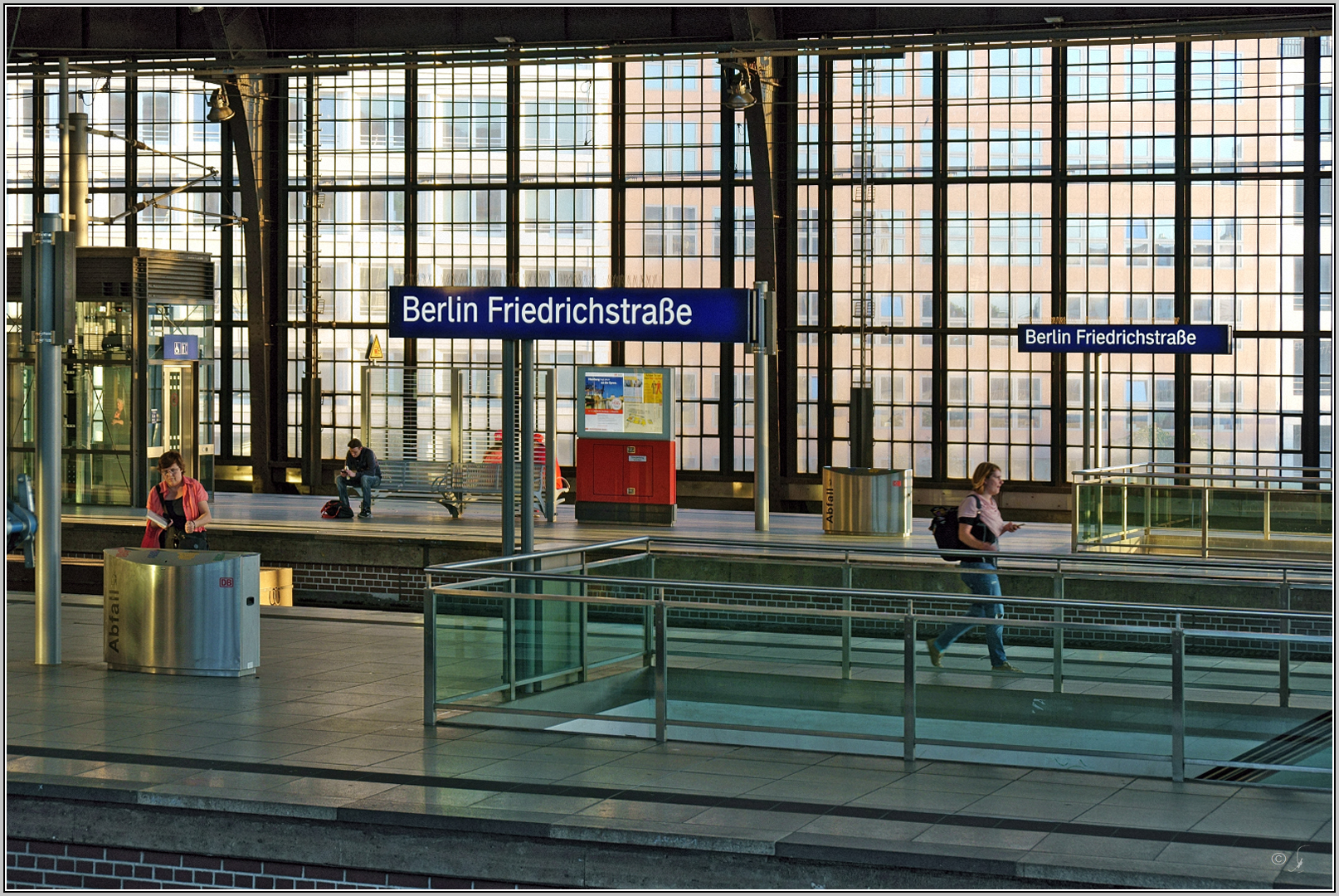 Bahnhof Friedrichstrasse...