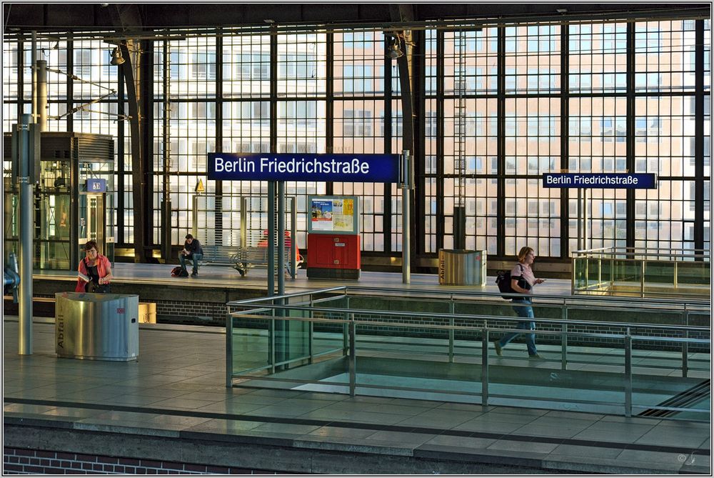 Bahnhof Friedrichstrasse...