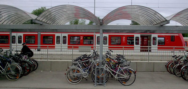 Bahnhof: Grau mit Rot