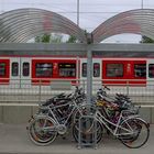 Bahnhof: Grau mit Rot