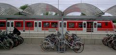 Bahnhof: Grau mit Rot