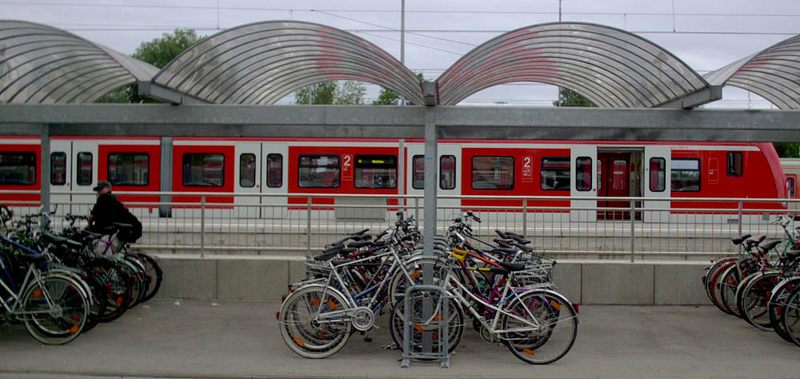 Bahnhof. Grau und Rot