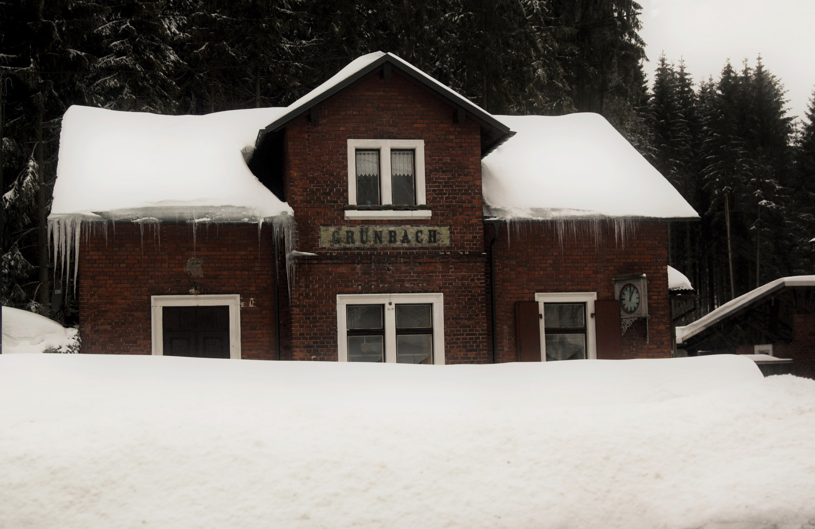 Bahnhof Grünbach aus dem Zugfenster .