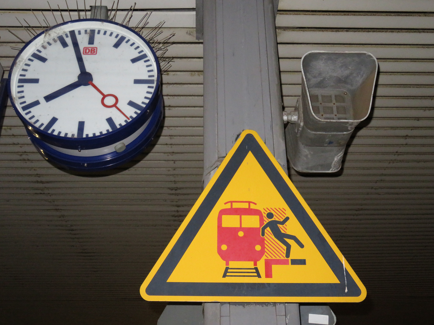 Bahnhof Haltestelle - Aushangfahrplan - Uhr